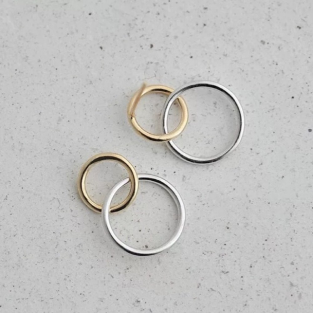 NEW Two Tone Double Interlocking Circle Earrings - Picture 3 of 6